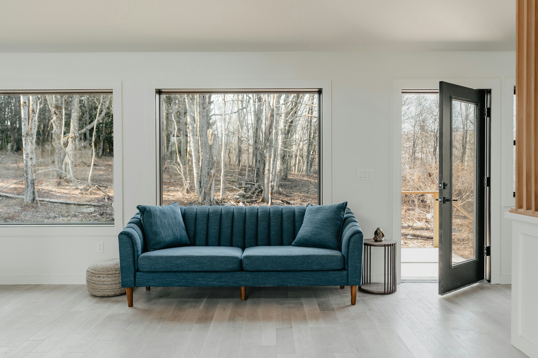 Un salon lumineux et accueillant, avec canapé et mobilier en bois